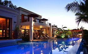Le Gite Du Bonheur Guest House & Car Rental